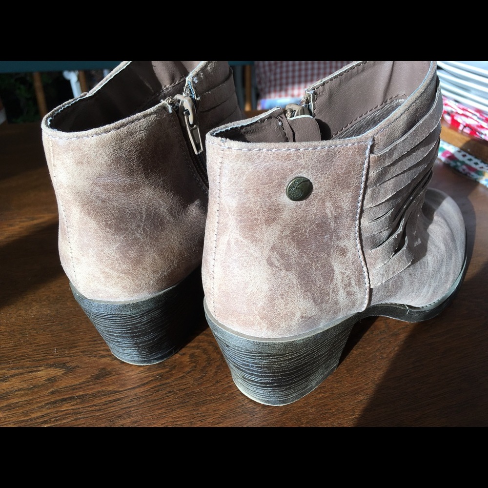 MAKALU California booties, size 8.5, 2.5 inch heel, strappy, side zipper. - Picture 4 of 7